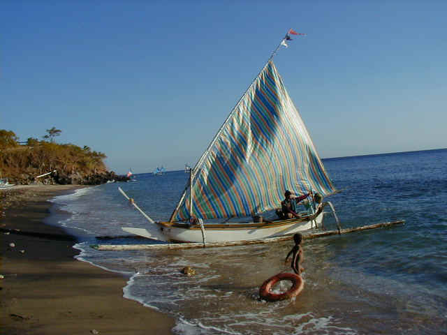Bali.FishingBoat2.JPG (57116 bytes)