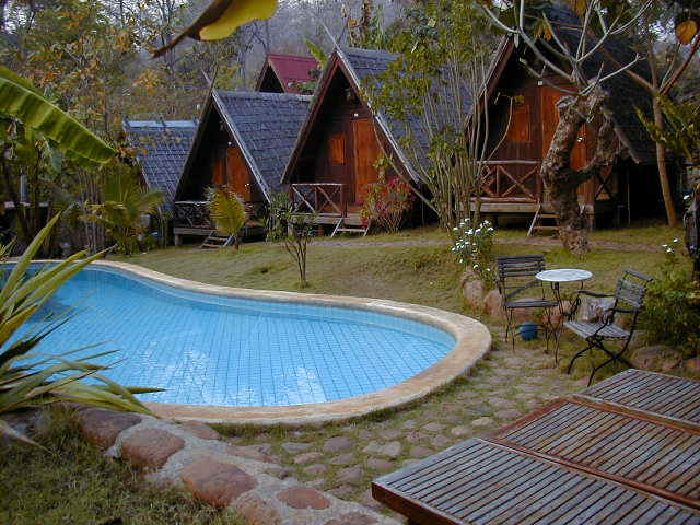 8 bungalows surround this refreshing pool